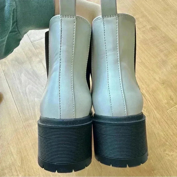 Amazon Essentials Women’s Combat Chelsea Boots, Black/Off White, Size 10 - Picture 12 of 16
